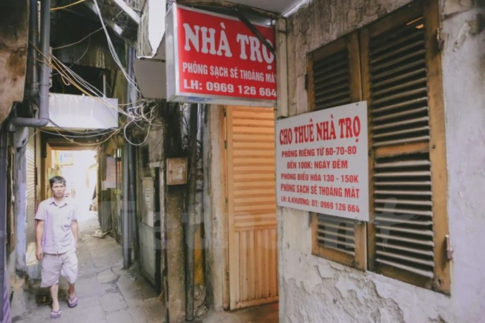 Xung quanh xóm trọ của ông không thiếu những phòng nghỉ có giá từ 60 - 100 ngàn đồng/đêm. Mức giá này sẽ là gánh nặng cho những người dân nghèo từ các tỉnh đổ về khám chữa bệnh. (Ảnh: Minh Sơn/Vietnam+)