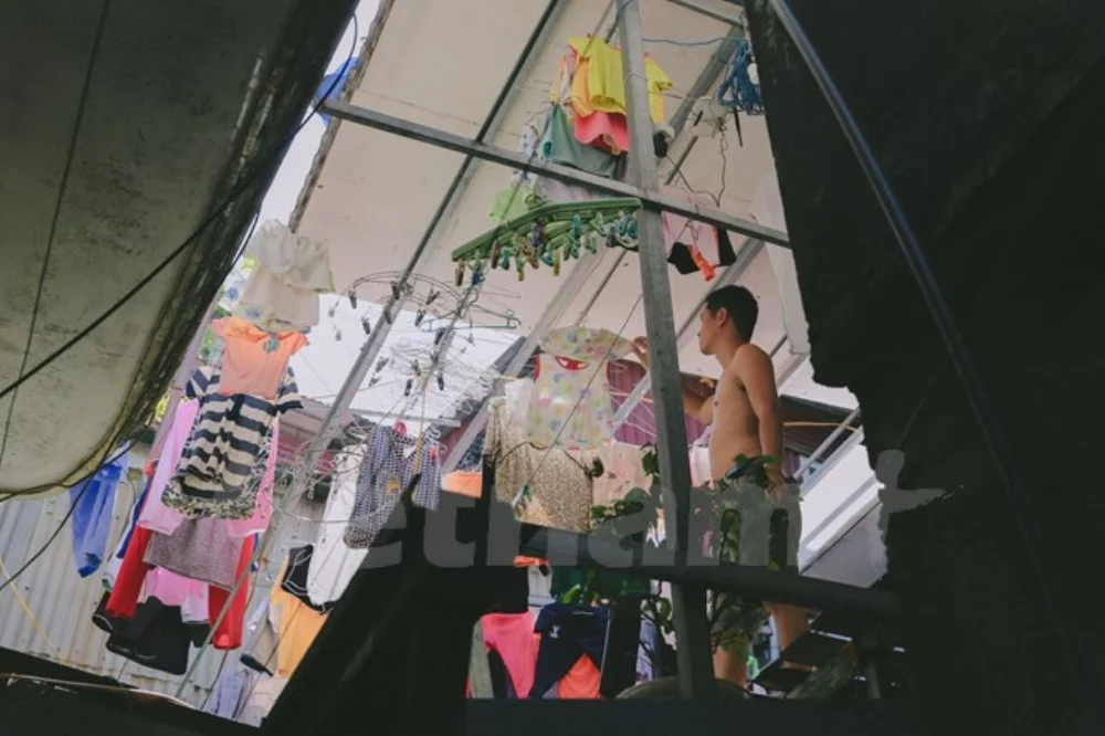 Ngoài phòng ở tập thể khu nhà trọ còn có những phòng ở riêng với giá từ 50.000 đồng tới 70.000 đồng dành cho những người có điều kiện hơn và gia đình đông người. Tất cả đều được cho mượn bếp gas, xoong, nồi, móc áo,... những vật dụng thiết yếu để sử…