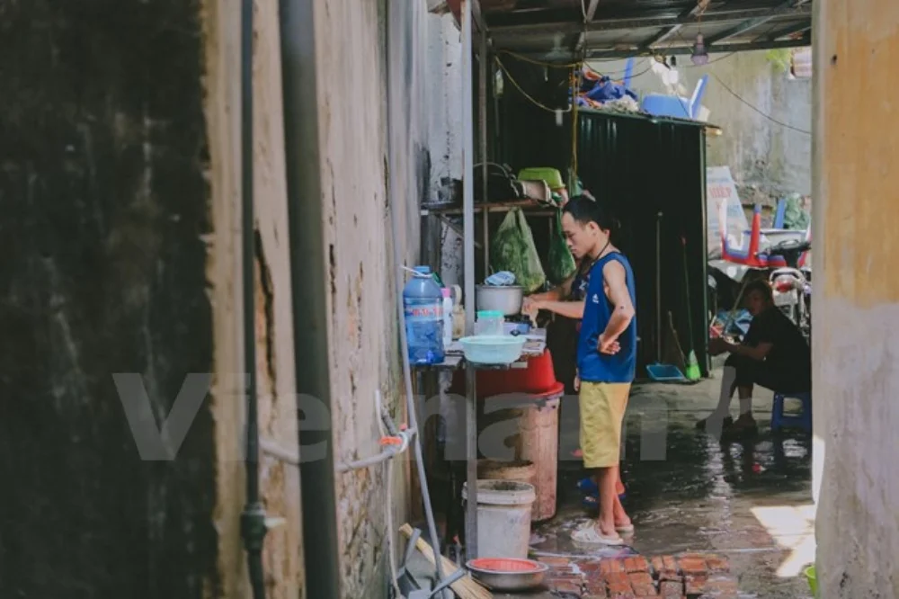 Các khách trọ ở đây còn được nấu nướng thoải mái với bếp gas, rổ rá, bát đĩa cho mượn. (Ảnh: Minh Sơn/Vietnam+)