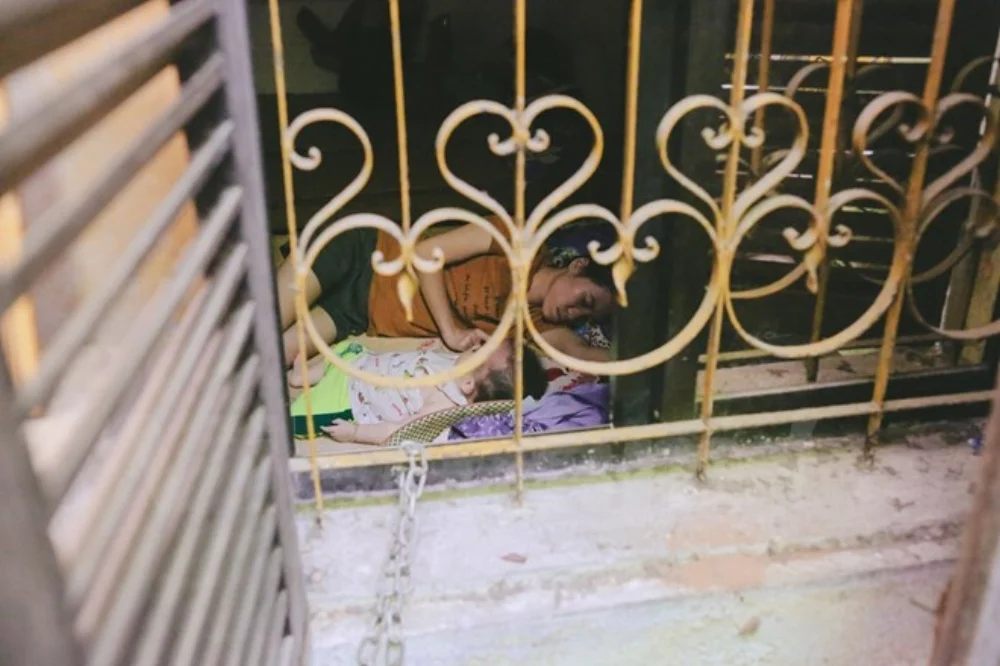 Những người mang con mình xuống viện Nhi điều trị có thể yên giấc ngủ trong khu trọ của ông Hiệp vì nơi đây vừa an toàn, ấm áp lại trần đầy tình yêu thương. (Ảnh: Minh Sơn/Vietnam+)