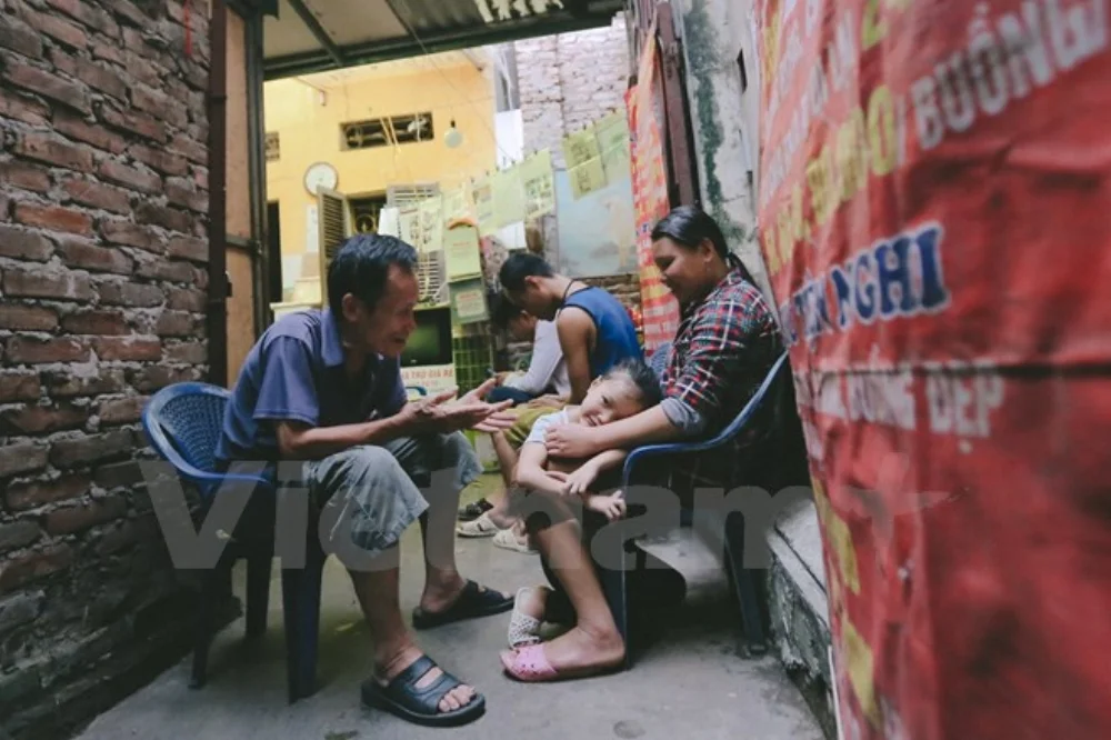 Những bệnh nhân phải chạy thận hay ung bướu còn được ông giảm giá xuống 10.000 đồng. (Ảnh: Minh Sơn/Vietnam+)