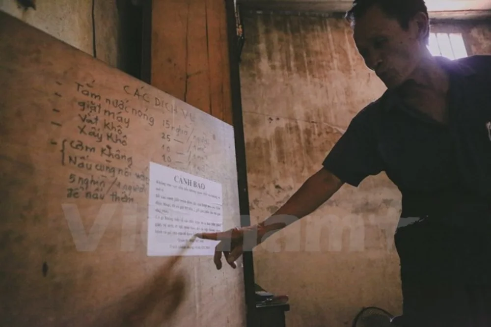 Ông Hiệp còn thường xuyên tư vấn miễn phí cho người bệnh về cách chọn phương tiện di chuyển thuận tiện với giá rẻ nhất thậm chí hướng dẫn người ở trọ làm thủ tục khám chữa bệnh. (Ảnh: Minh Sơn/Vietnam+)