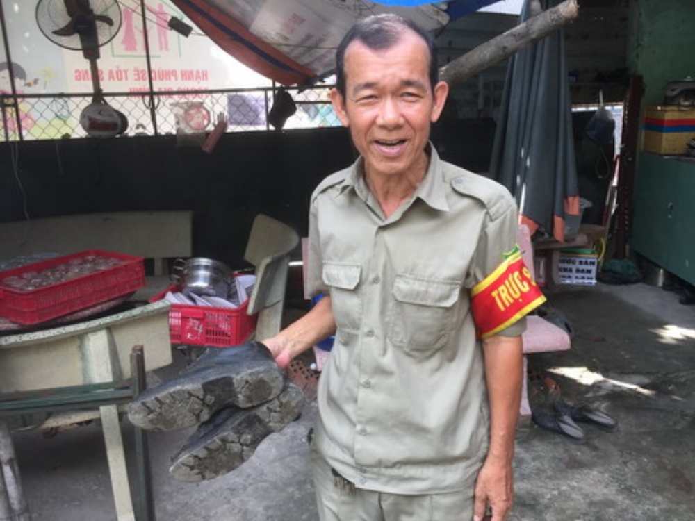 Những ngày đầu đi lượm ve chai, không ít lần ông bị mảnh chai, que sắt đâm vào chân. Có lần ông phải điều trị hơn 1 tuần. Cuối cùng ông phải mua giày để tránh những tai nạn bất ngờ.