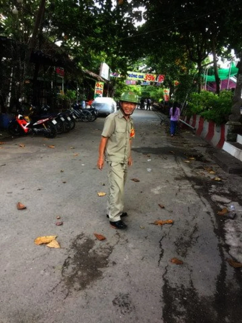Con đường ông tập thể dục mỗi sáng. Nơi đây ông gặp những người bạn đồng hành. Họ thường trao cho ông những túi ve chai gom từ trong nhà.