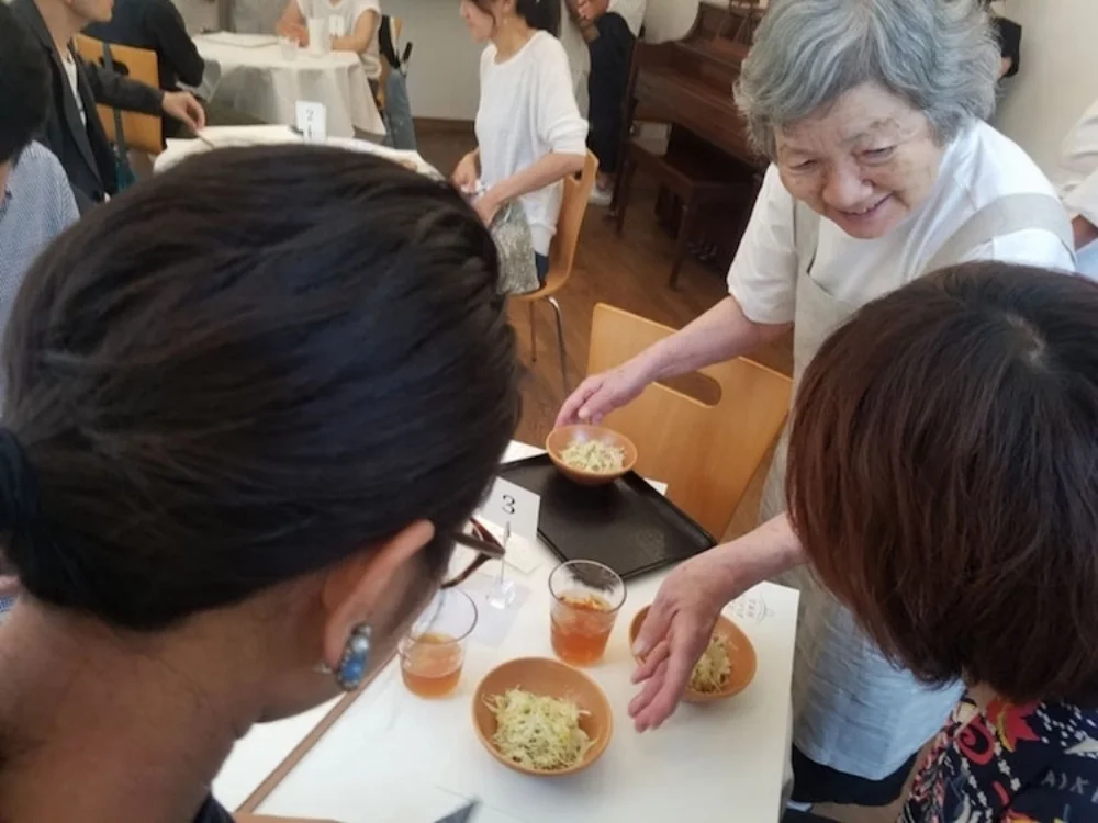 Nhà hàng thuê sáu cô hầu bàn mắc bệnh sa sút trí nhớ hoặc chứng mất trí Alzheimer để nhận đơn đặt hàng và phục vụ khách hàng.