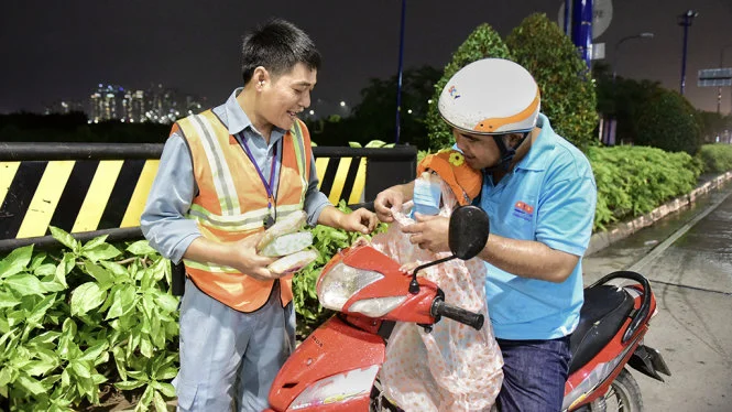 MS-007: Tặng hàng trăm áo mưa trong mưa Sài Gòn