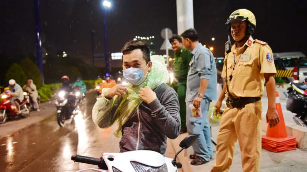 Những ai trú mưa trước miệng hầm đều được giúp đỡ nhiệt tình - Ảnh: HỮU THUẬN