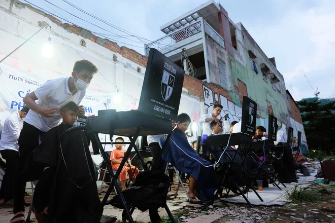 MS-008: Chất như người Sài Gòn: Đem đồ nghề ra bãi đất hoang cắt tóc miễn phí cho người lao động