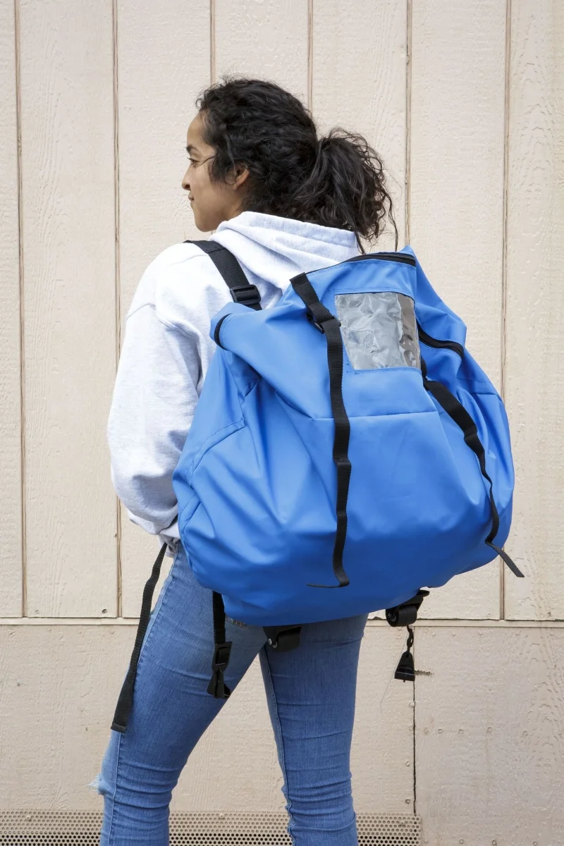 Khi xếp lại, nó có thể trở thành một chiếc balô và được mang theo trên mình một cách gọn nhẹ. Có một khoảng trống trên balô cho phép sạc pin Mặt Trời trong lúc di chuyển. Ảnh: Scott Witter/Mashable.