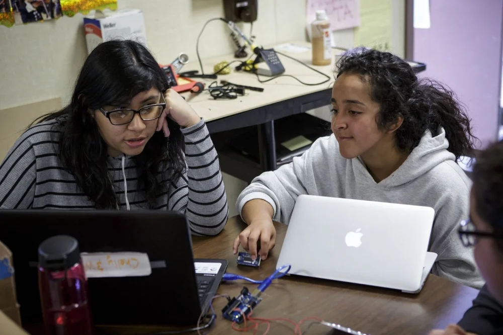 Từ trái qua: Wendy Samayoa và Prinsesa Alvarez đang thảo luận về ý tưởng mới cho dự án. Ảnh: Scott Witter/Mashable.
