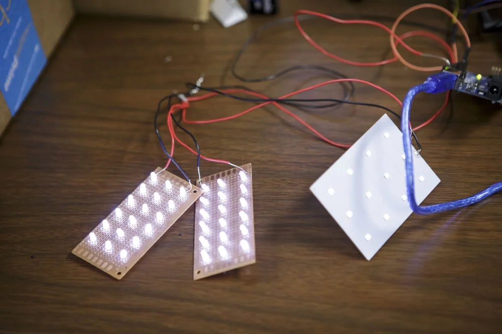 Đèn LED đang được kiểm tra để đảm bảo ổn định trước khi được đưa vào sản phẩm cuối cùng. Ảnh: Scott Witter/Mashable.