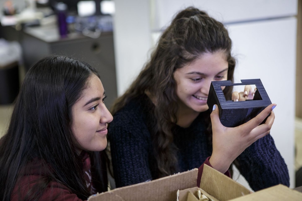 Từ trái qua: Patricia Cruz và Veronica Gonzalez đang kiểm tra một chi tiết được in 3D. Ảnh: Scott Witter/Mashable.