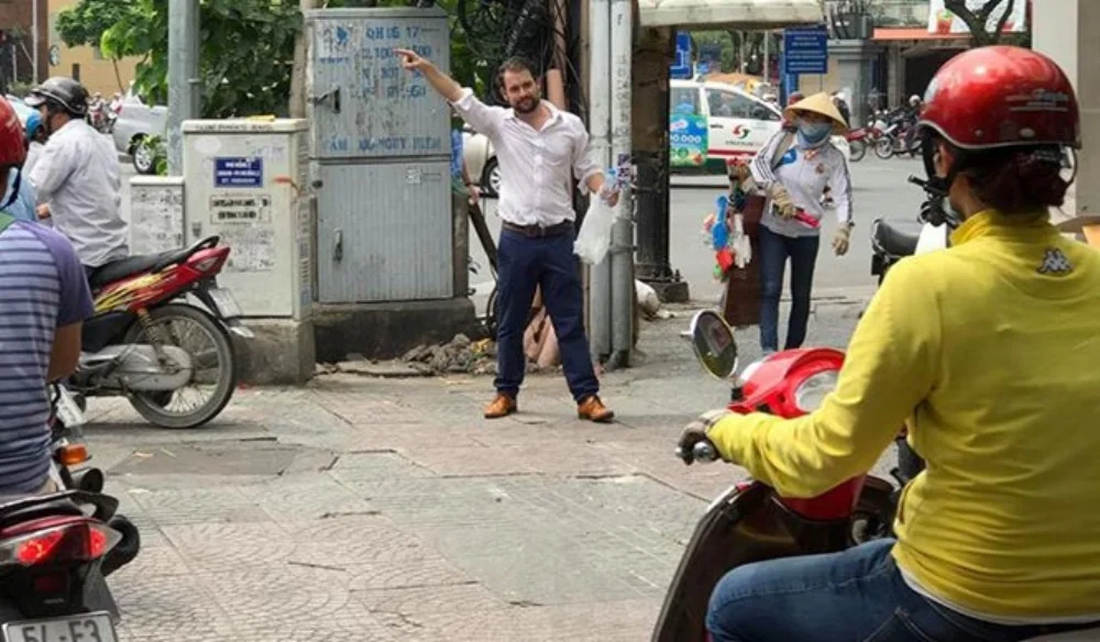 Nhiều người chứng kiến cho biết, ông Tây đã đứng chặn xe gần 4 tiếng đồng hồ vì không chấp nhận hành động leo lề của một số người tham gia giao thông