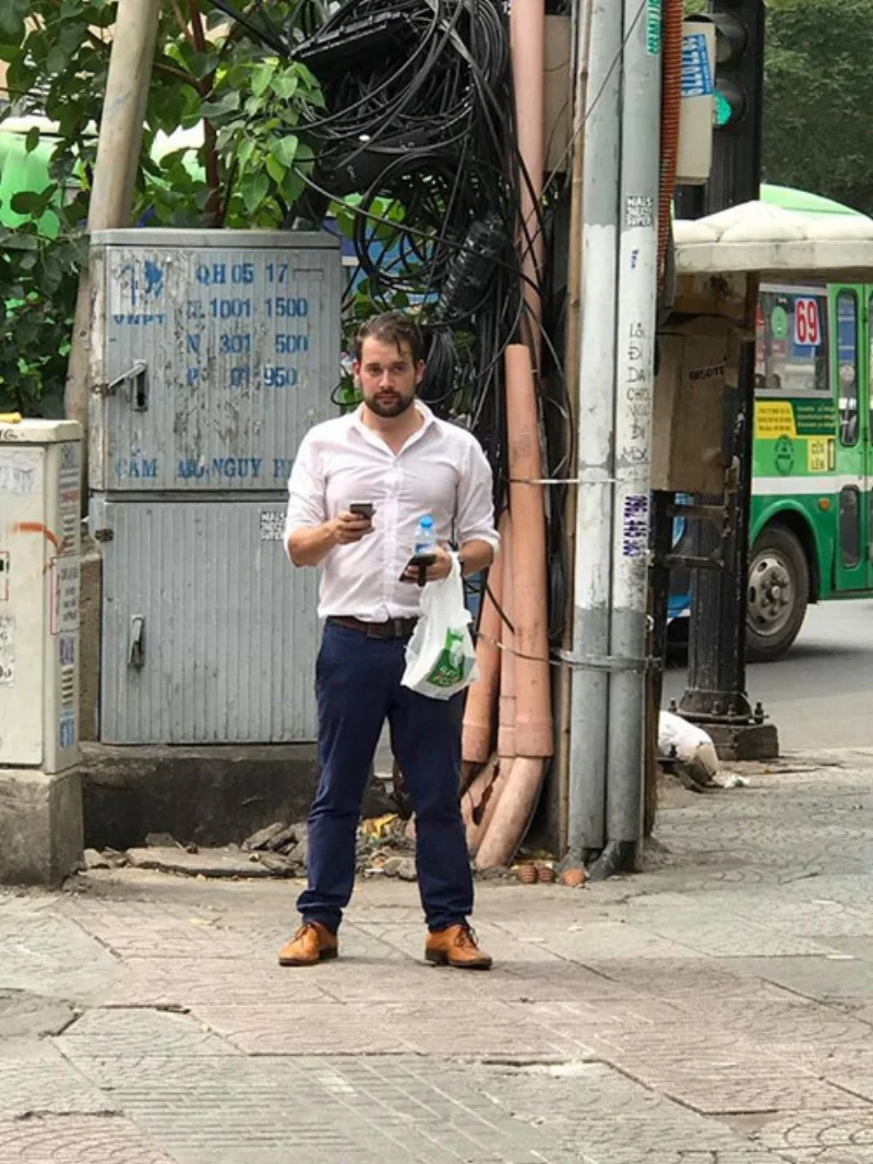 Ông Tây sau khi mua đồ trong siêu thị gần đó thì bất bình trước cảnh người dân chạy xe máy leo lề nên quyết định "ra tay làm việc nghĩa"