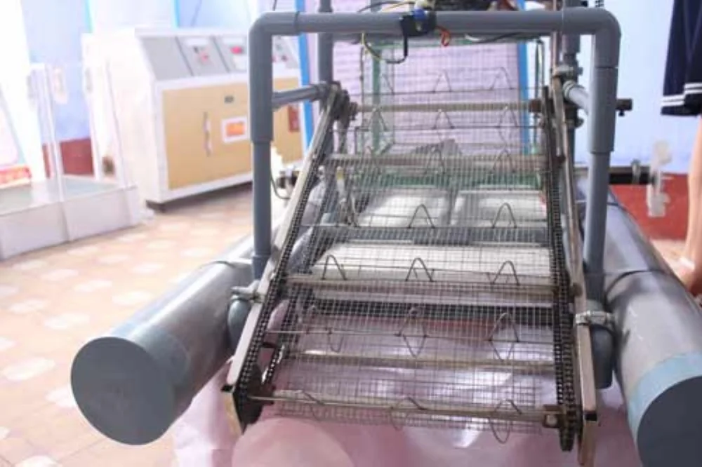 Robot có tận dụng một số vật liệu phế thải. Ảnh: Nhật Tuấn.