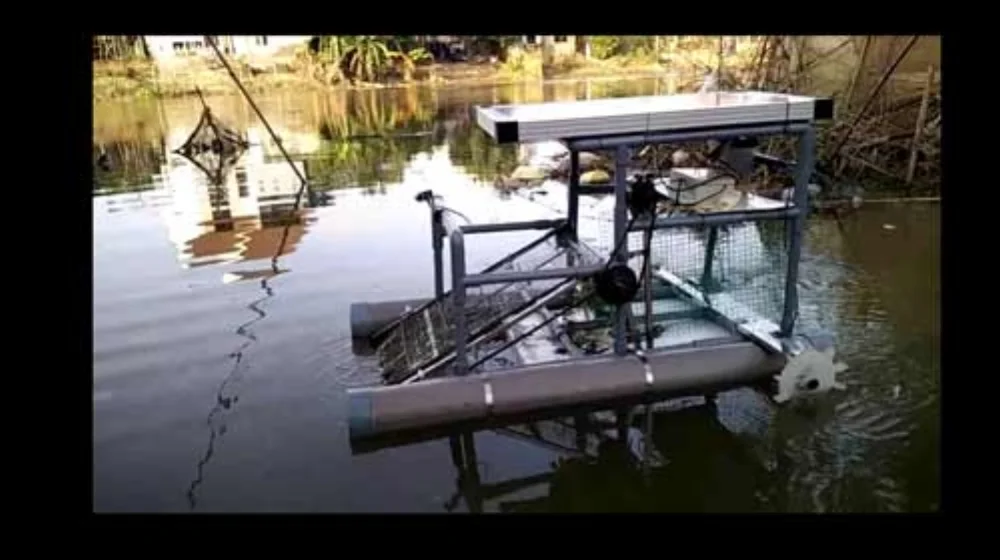 Robot đang vớt rác trên sông Phổ Lợi. Ảnh: Nhật Tuấn.