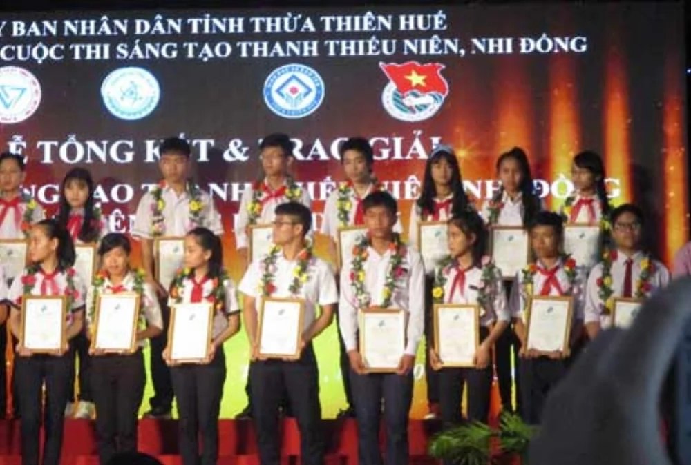 Anh Duy (ở hàng đầu, thứ hai từ phải sang) và Uyên Khanh (hàng hai, thứ nhất từ phải sang) tại cuộc thi Sáng tạo Thanh thiếu niên, nhi đồng tỉnh Thừa Thiên Huế năm 2017. Ảnh: Nhật Tuấn.
