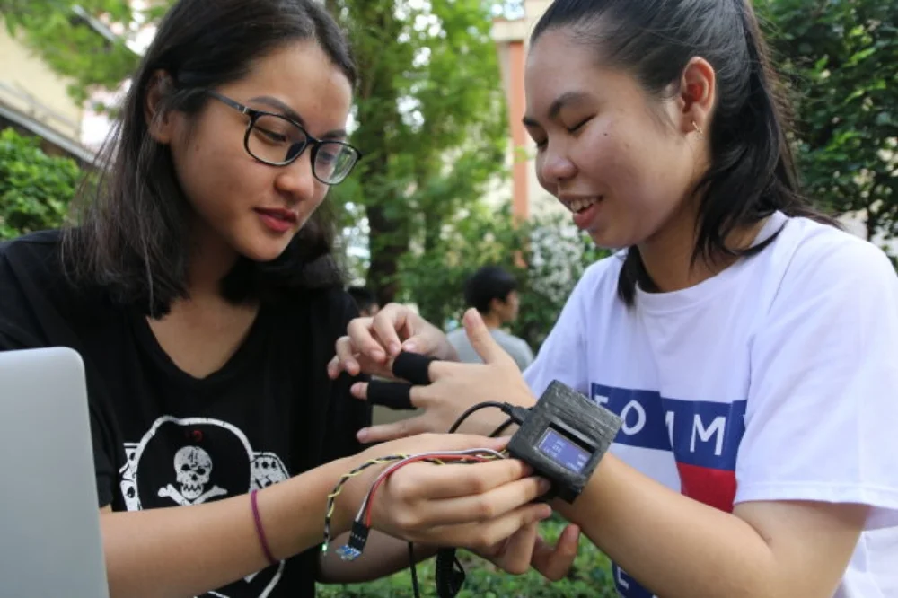 Minh Anh và Kim Ngân mong muốn giúp bệnh nhân và người nhà nhận biết sớm cơn co giật động kinh. - Ảnh: Tường Hân