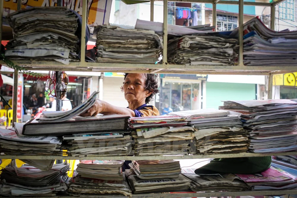 Bà Dung cho biết: 'Tôi được Đảng bộ Hà Nội tặng một tờ báo Hà Nội Mới mỗi ngày theo tiêu chuẩn 50 năm tuổi Đảng. Một mình tôi đọc rồi bỏ đi thì lãng phí quá nên tôi đặt báo ra đây để cho nhiều người cùng đọc để biết thêm tin tức về thế giới cũng như…