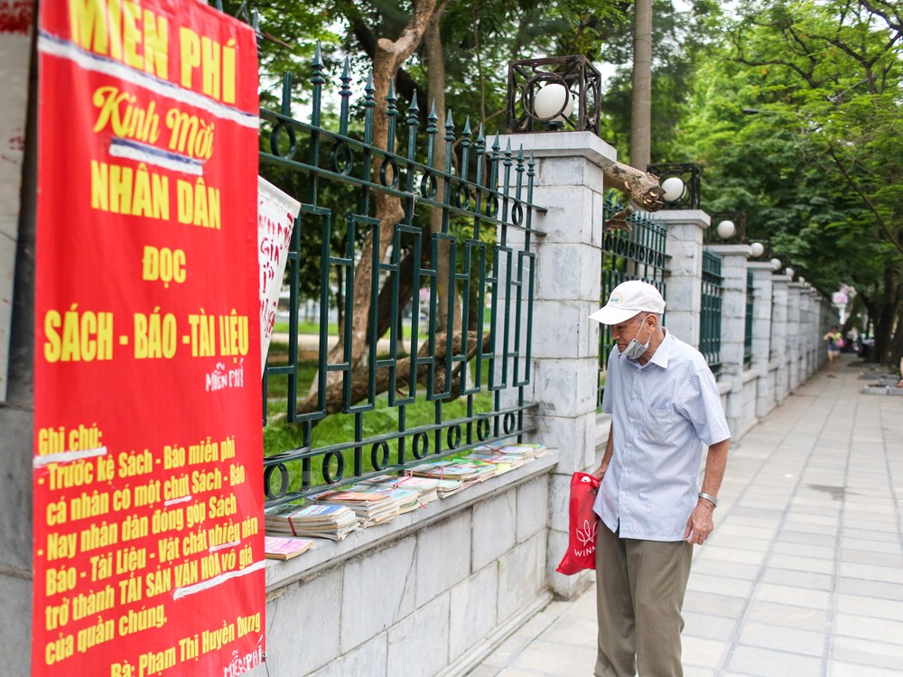 Đây là địa chỉ quen thuộc của nhiều ông bà trong khu phố và cả những người lao động nghèo từ khắp nơi lên Hà Nội lập nghiệp. Bà Dung luôn tâm niệm sống một cuộc đời trong sạch noi gương Bác Hồ. (Ảnh: Minh Sơn/Vietnam)