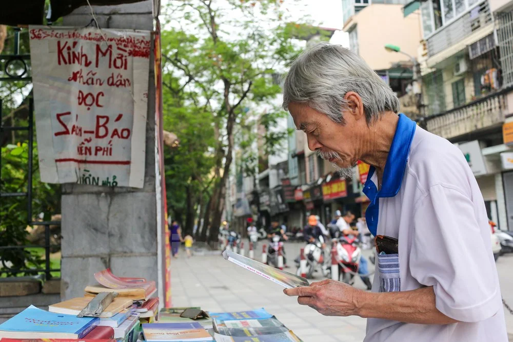 Tất cả những việc bà làm đều không màng đến lợi ích vật chất mà xuất phát từ tấm lòng. Thậm chí bà còn chuẩn bị kính lão, kính cận để phục vụ người cao tuổi. (Ảnh: Minh Sơn/Vietnam)
