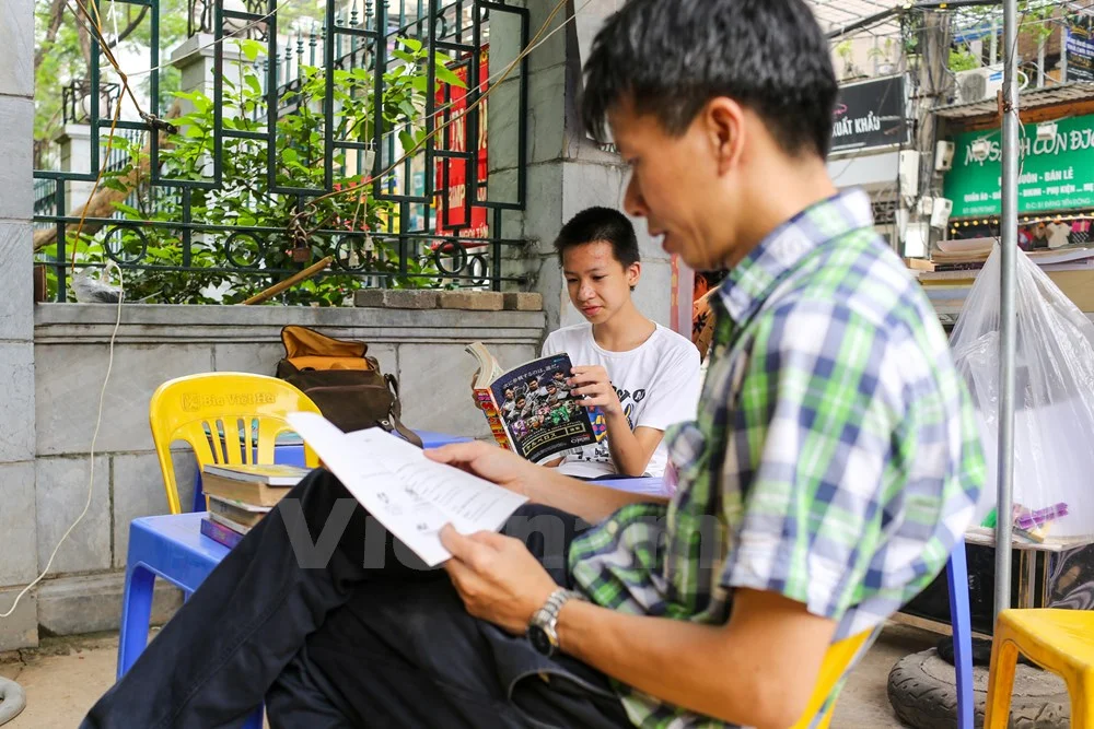 Quầy báo miễn phí không chỉ là công việc thiện nguyện mà còn là niềm vui tuổi già của bà Dung. Làm việc tốt giúp bà thấy khoan khoái, vui vẻ trong lòng. (Ảnh: Minh Sơn/Vietnam)