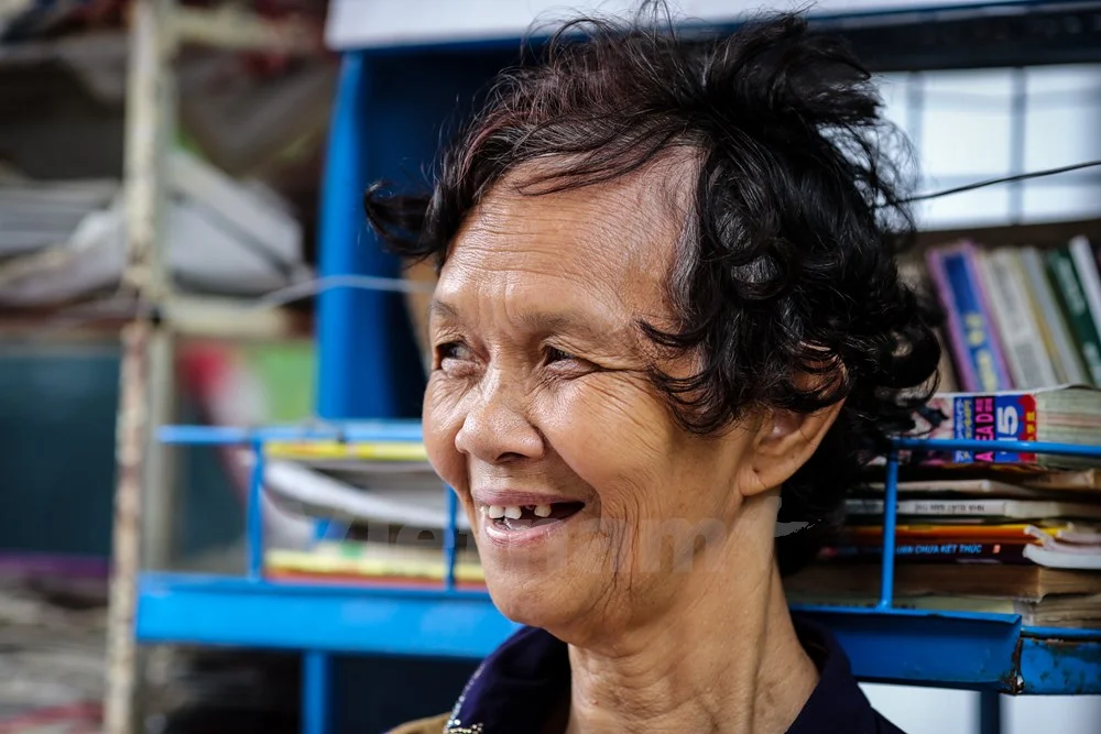 Tuy chưa thực sự phong phú, nhưng sạp báo miễn phí của bà Dung đã phần nào nhen nhóm trong lòng các bạn trẻ tình yêu với sách, giúp những người già có thêm niềm vui nho nhỏ mỗi ngày. (Ảnh: Minh Sơn/Vietnam)