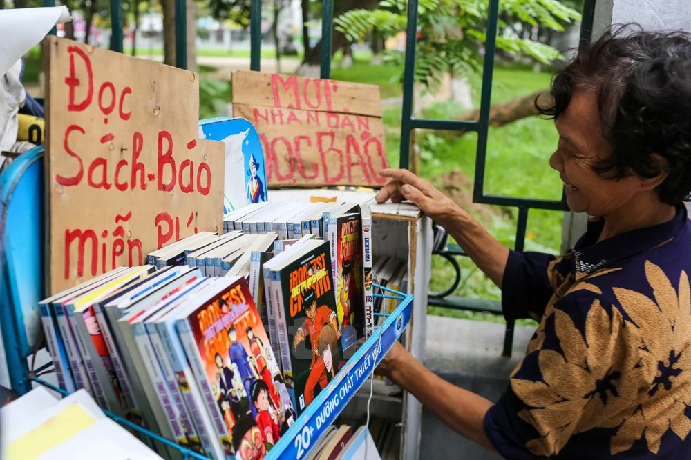 Cụ bà 72 tuổi và quầy sách báo miễn phí giữa lòng Hà Nội