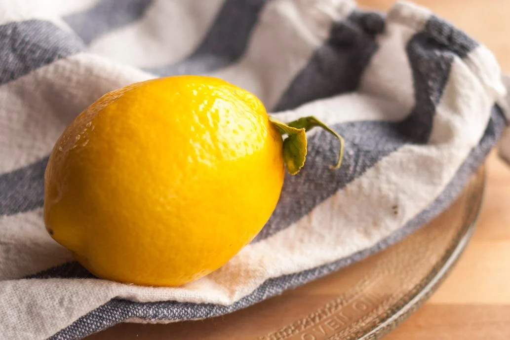 Lau sạch lò vi sóng không dùng hóa chất, chỉ cần một quả chanh