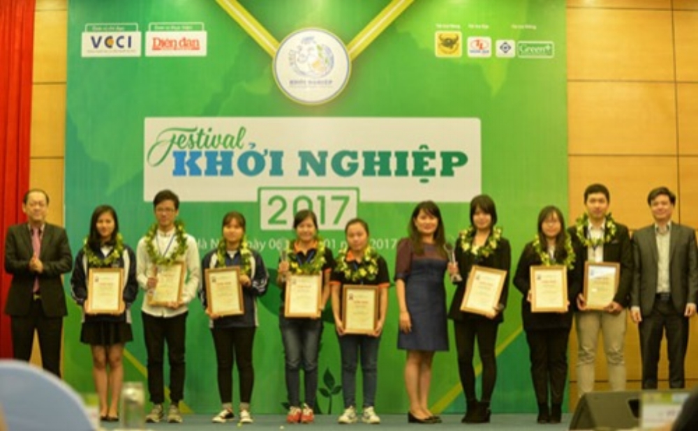 Bạn Thảo (vị trí 4 từ trái sang), bạn Hằng (vị trí 5) nhận giải tại cuộc thi Khởi nghiệp Quốc gia 2016. Ảnh: NVCC.