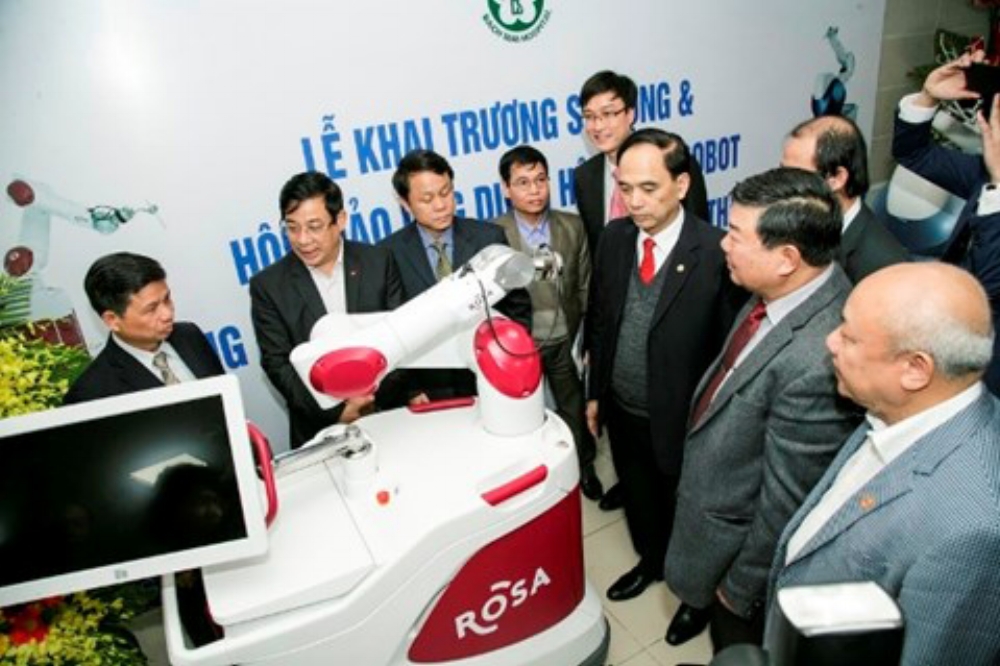 Hệ thống robot phẫu thuật Mako và Rosa được Bệnh viện Bạch Mai ứng dụng là hệ thống robot hiện đại nhất hiện nay. Ảnh: Báo ANTĐ