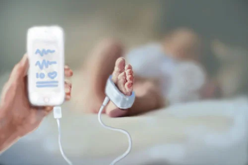 7 thiết bị đeo giá rẻ giúp cứu sống hàng triệu trẻ em