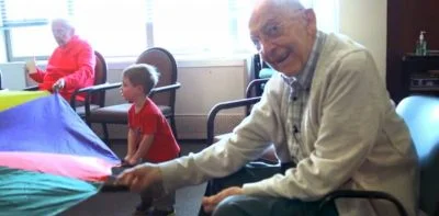 Kết hợp Nhà trẻ với Trại dưỡng lão mang lại hiệu quả không ngờ