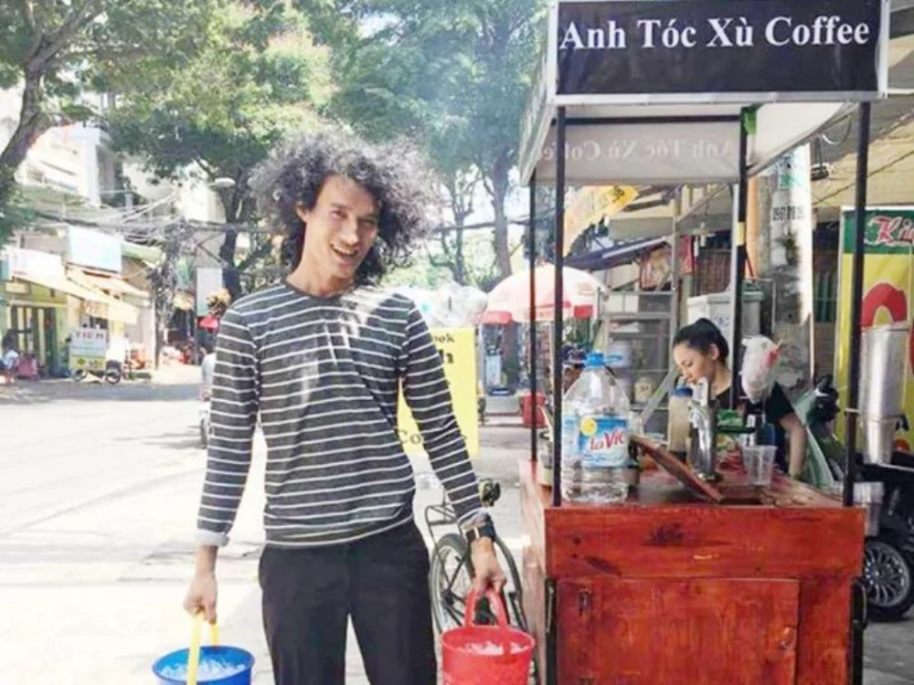 “Anh tóc xù” và mái tóc dị thường. 