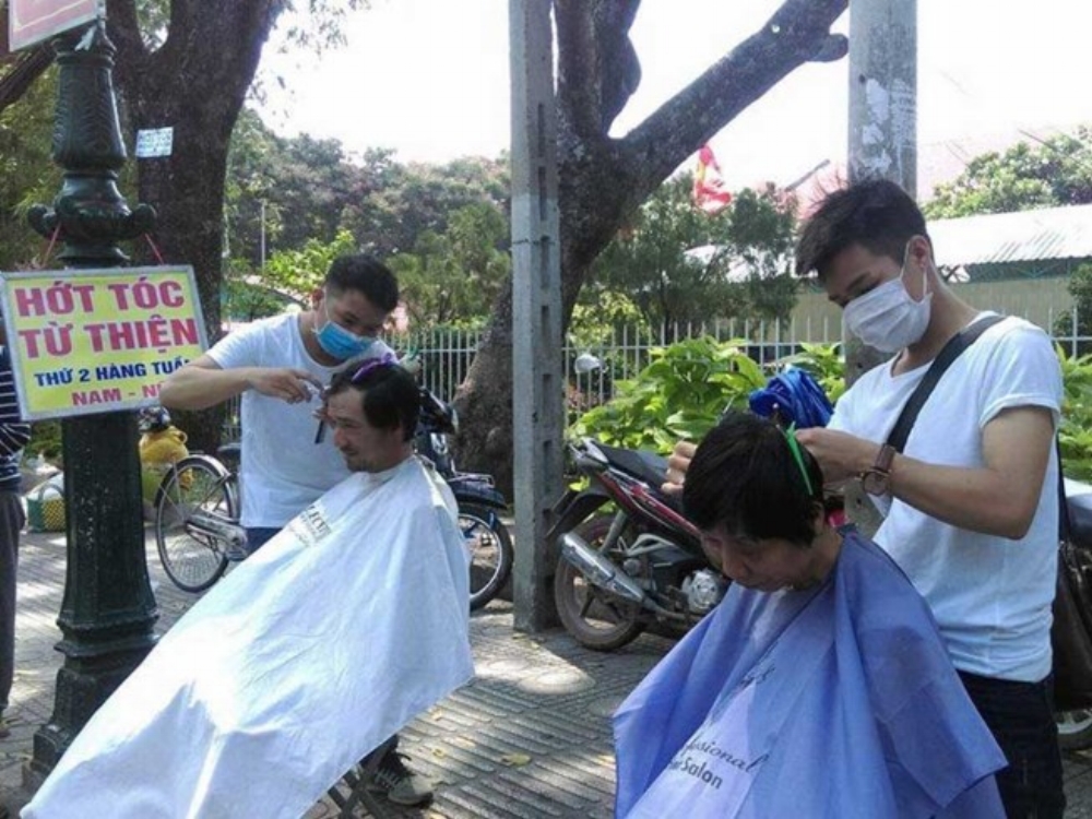Mỗi thứ Hai hằng tuần, anh Tân (bìa trái) lại cùng đồng nghiệp lên Sài Gòn hớt tóc miễn phí cho người nghèo. Ảnh: MINH TÂM