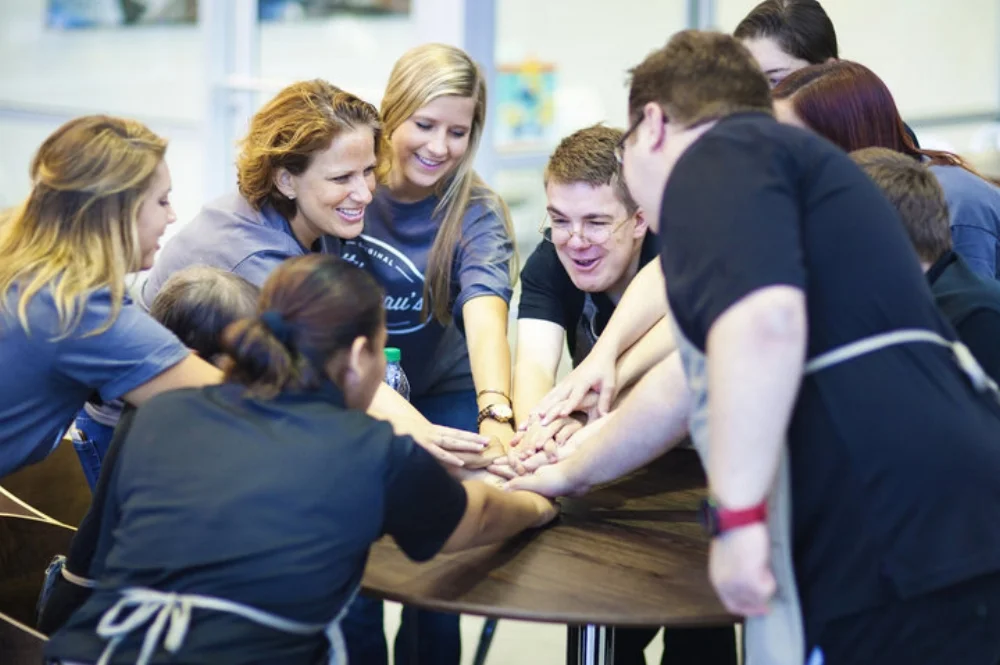 Nhân viên của Bitty và Beau's Coffee có nhiều khuyết tật, bao gồm hội chứng Down, chứng tự kỷ và bại não. 