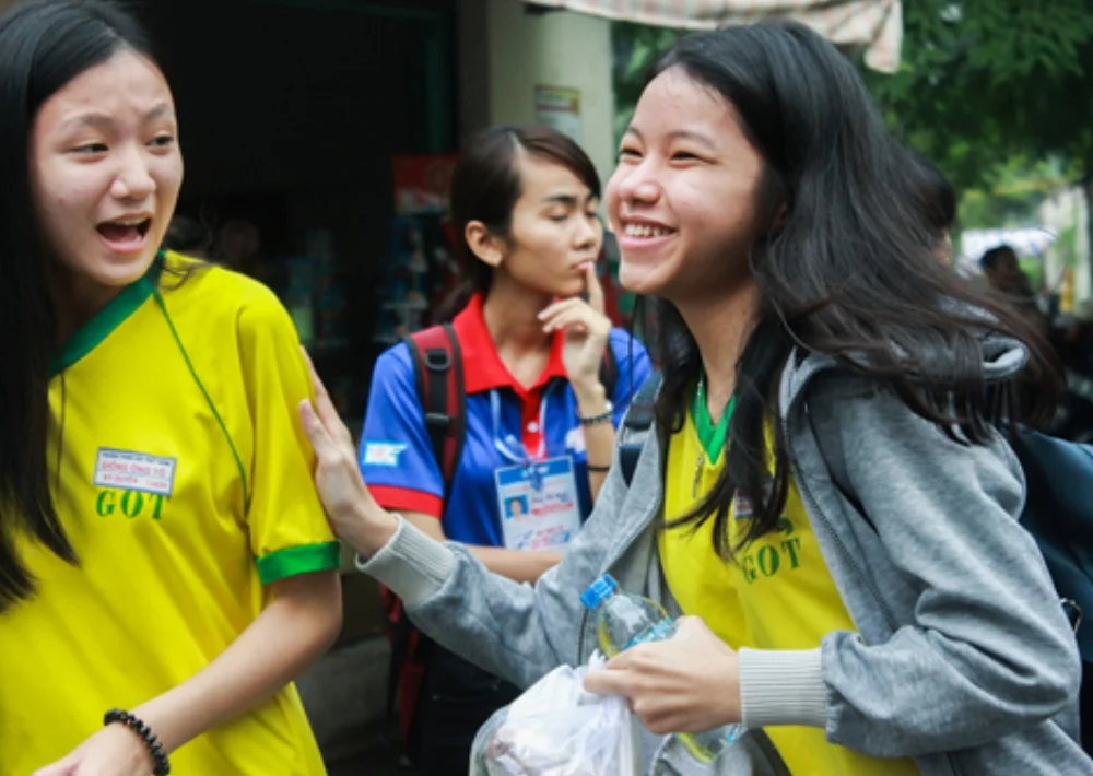 Niềm vui của thí sinh nhận được suất cơm miễn phí từ hội phụ huynh của trường. Ảnh: Thảo Ly.