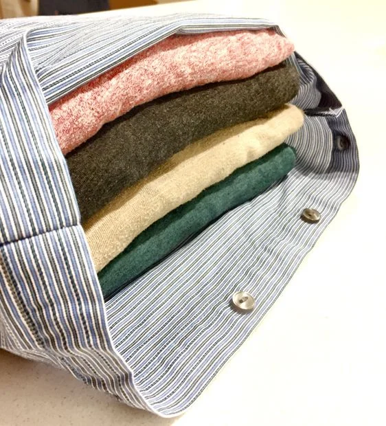 Biến chiếc áo sơ mi cũ thành túi xếp đồ