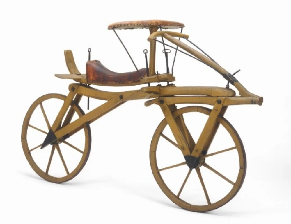 Máy chạy của năm 1817. Ngay trong năm đó đã có nhiều bản sao, và ba năm sau có chừng 10.000 xưởng sản xuất xe đạp “lậu” toàn thế giới.