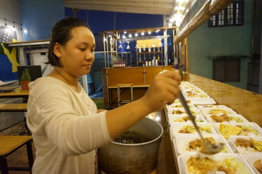 Thu Trang chuẩn bị các phần cơm từ thiện - Ảnh: HUỆ LÂM