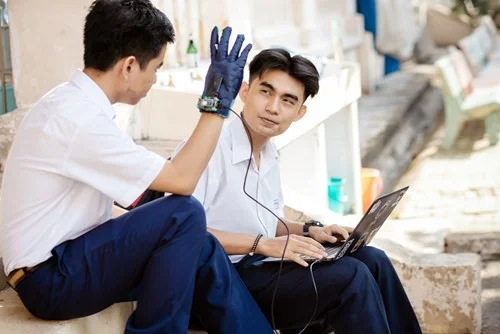 MS-022: Hai nam sinh chế găng tay cho người khiếm thính