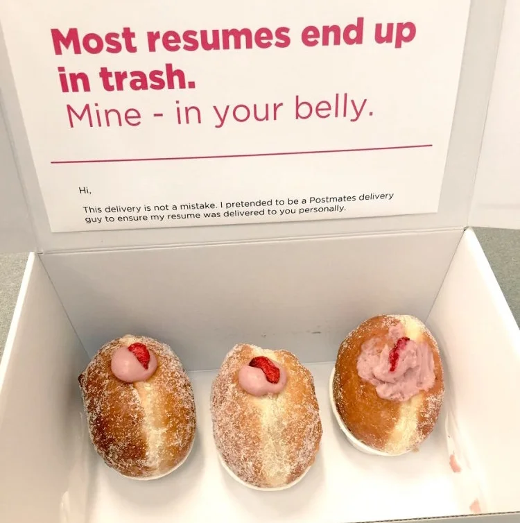Một chàng trai ‘bẫy’ các công ty nhận CV của mình bằng cách giao kèm bên trong hộp bánh