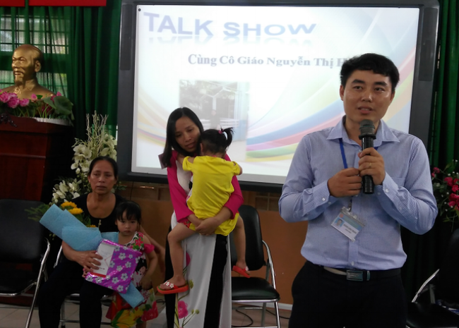 Thầy Hoàng Long Trọng chia sẻ trong buổi tổng kết dự án học Văn "Chuyện đời quanh em"
