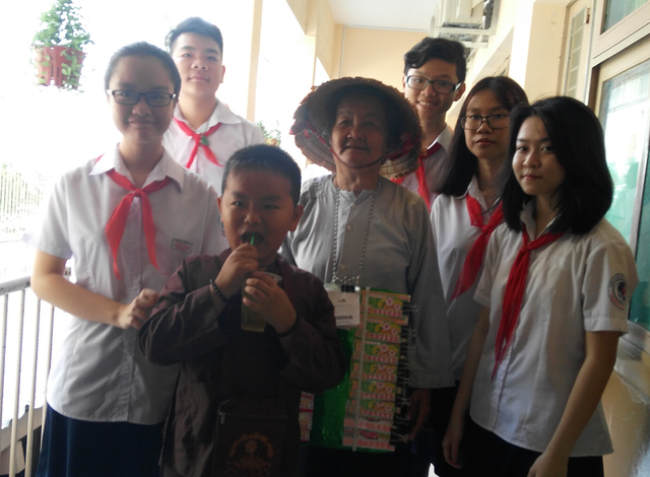Nhân vật hai bà cháu bé vé số trong dự án học Văn "Chuyện đời quanh em" của học trò Trường THCS Văn Lang, TPHCM
