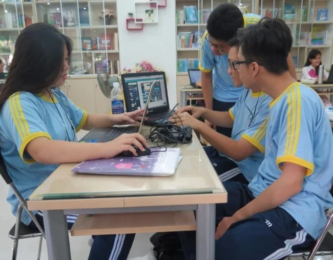 Các em đang tổng hợp sản phẩm hoàn chỉnh bằng kỹ năng công nghệ thông tin của mình. Ảnh: PHẠM ANH