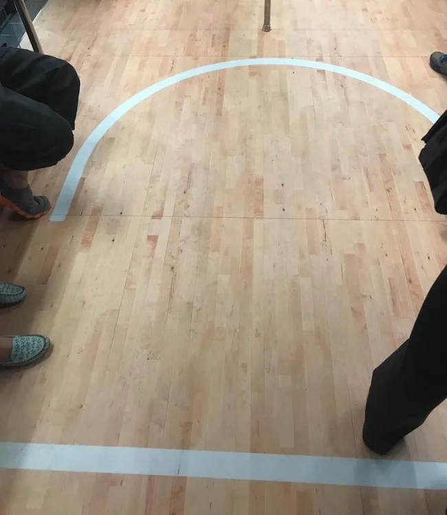 Nhìn như một sàn đấu bóng rổ thật vậy.