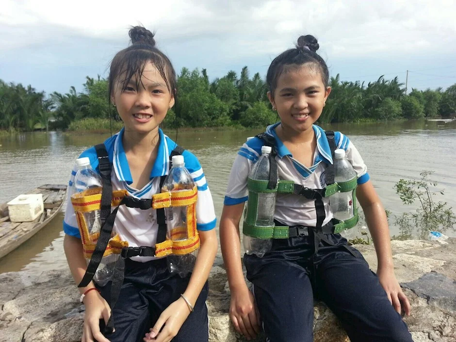 MS-031: Học sinh Cần Giờ chế áo phao từ chai nhựa