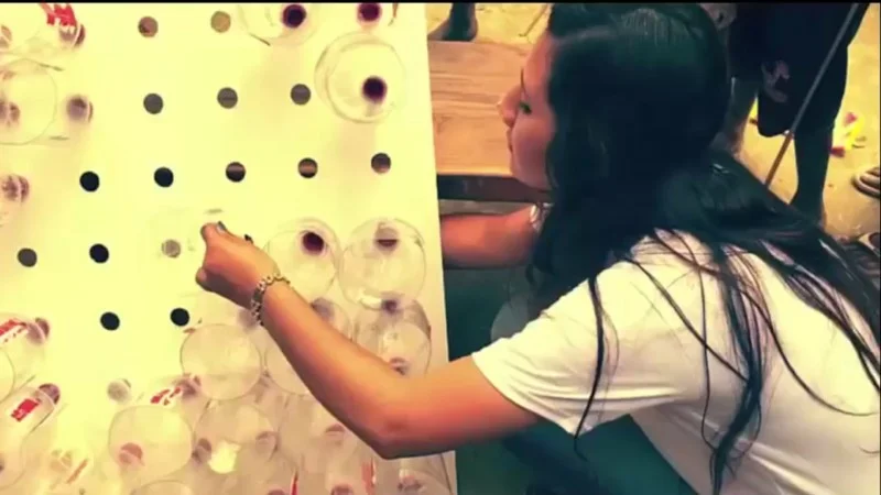 Chiếc ‘máy lạnh’ bằng vỏ chai bỏ đi, chạy không cần điện