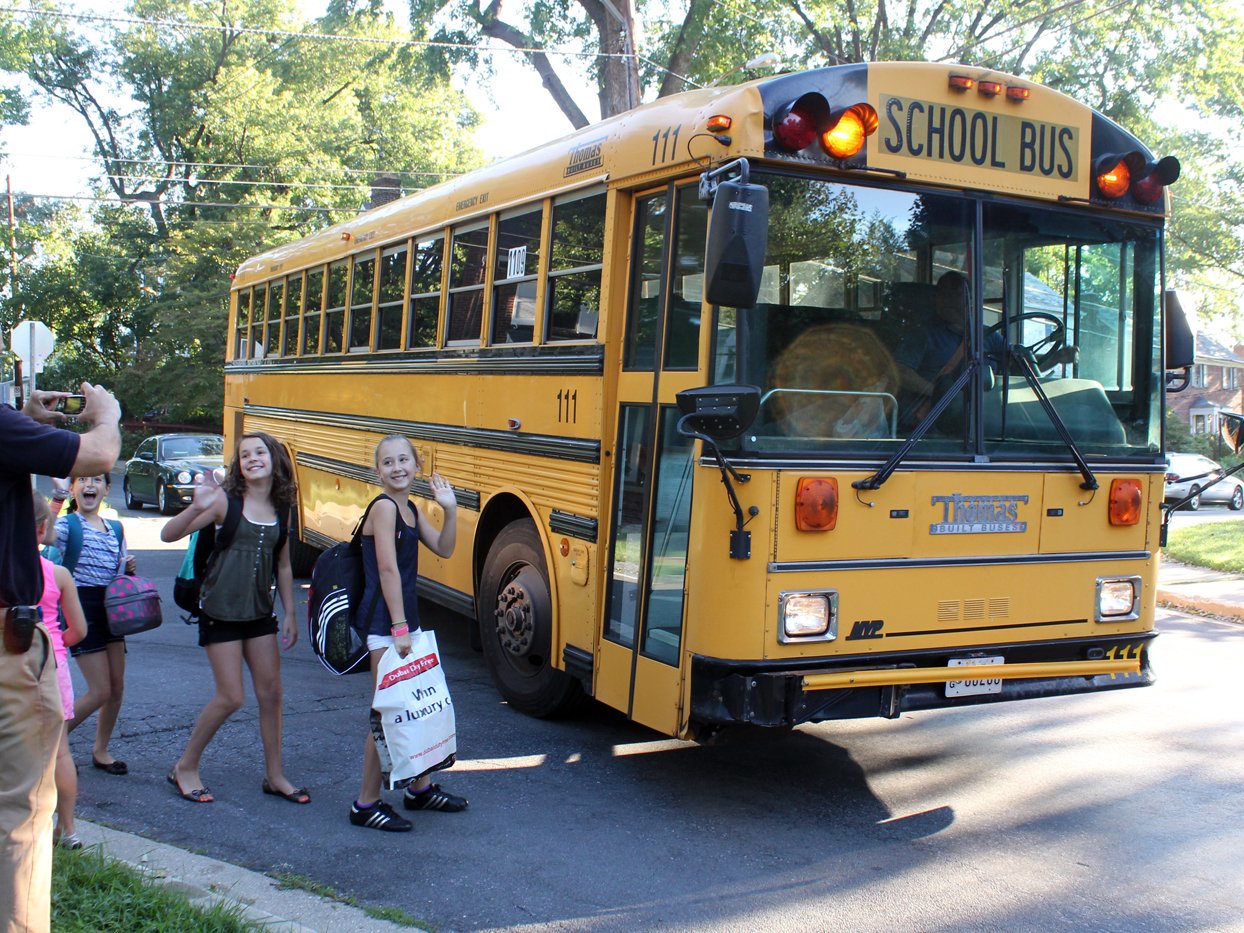 Học sinh tiểu học bắt xe bus tại Mỹ (nguồn: woodleywonderworks/flickr)