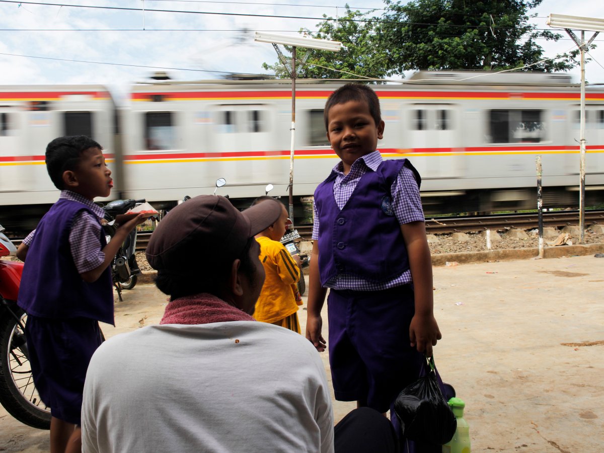 Các em nhỏ Indonesia đón tàu để vào mẫu giáo (nguồn: REUTERS/Beawiharta)